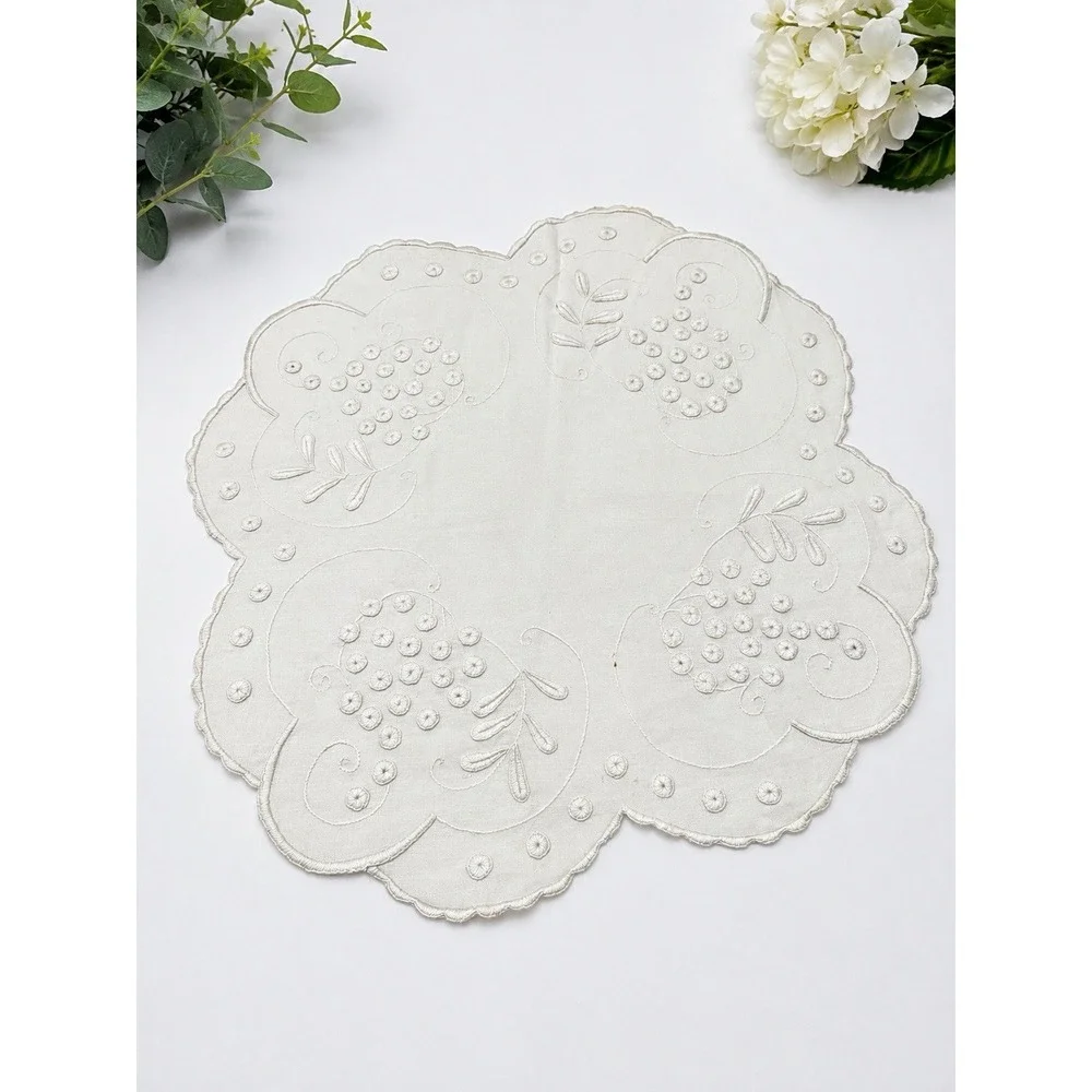 Vintage White Embroidered Linen Dresser‎ Scarf Doily Table Runner Cutwork 16x15